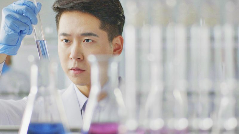化工原料与化学试剂：安全性对比解析